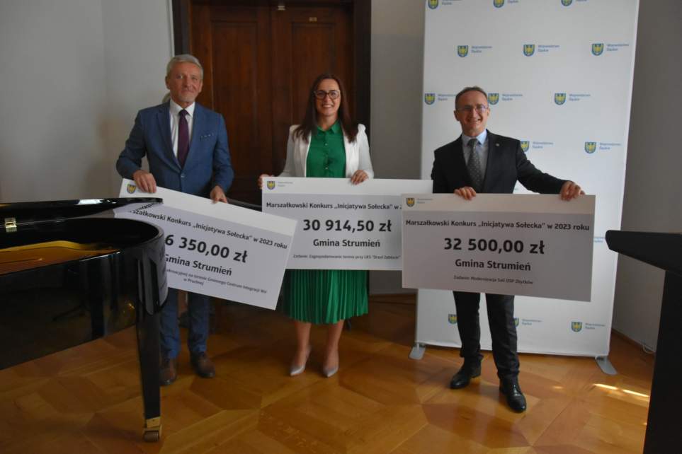 Podpisanie umów i odebranie czeków w Żywcu na zdjęciu od lewej: Wicestarosta żywiecki Stanisław Kucharczyk, Zastępca Burmistrz Strumienia Magdalena Suchanek - Kowalska, Członek Zarządu Województwa Śląskiego Grzegorz Boski